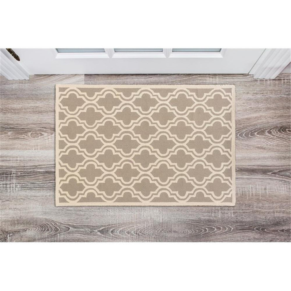 Linon Silhouette Quatrefoil Hand Hooked Wool 1'10"x2'10" Accent Rug in Gray