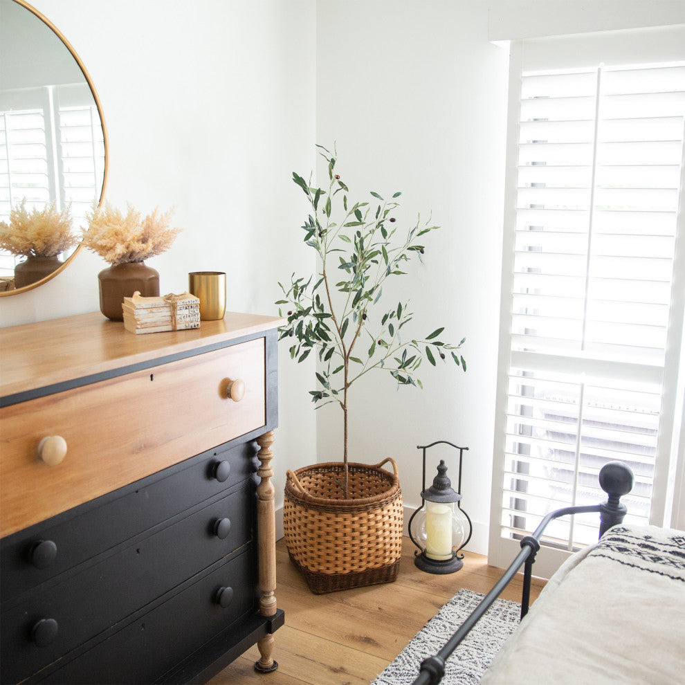 Lifestyle photo in a home environment showing the full tree.