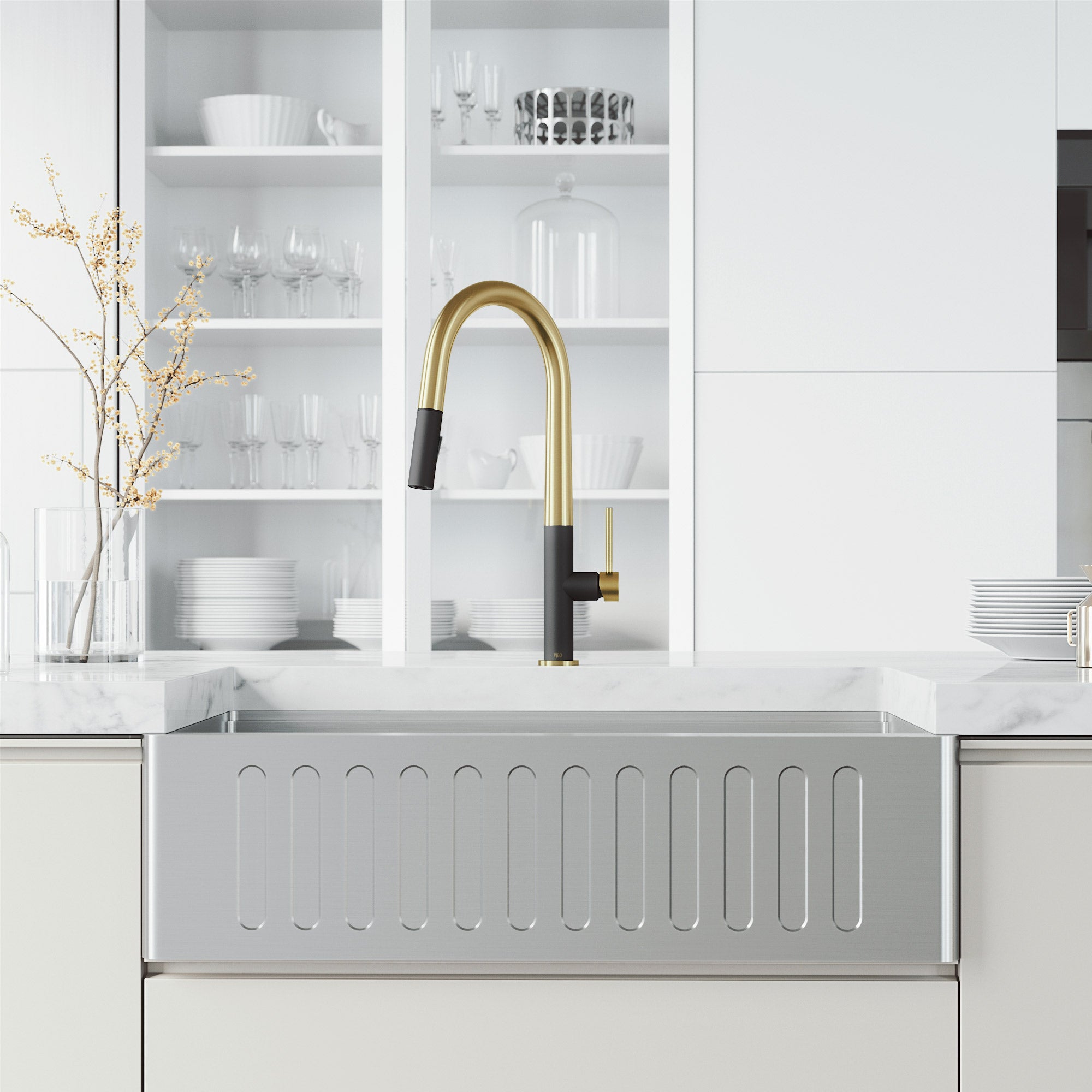 VIGO Greenwich 18" H Single Handle Pull-Down Sprayer Kitchen Faucet, Matte Brushed Gold/Matte Black, No Sensor, Without Extras