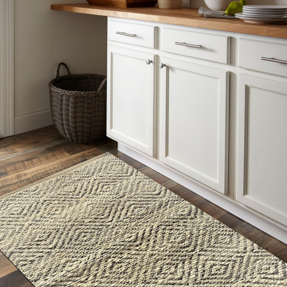 5" x 7" Gray and White Diamonds Area Rug