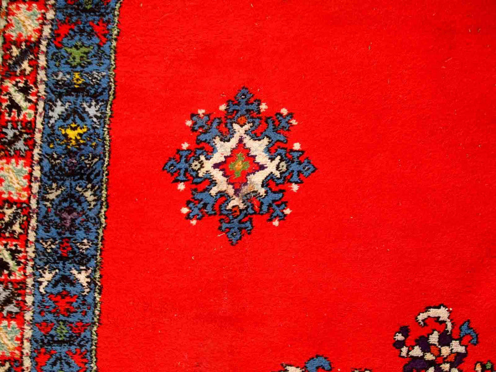 Handmade vintage Moroccan Berber rug 5.6' x 7.9' (170cm x 240cm) 1970s