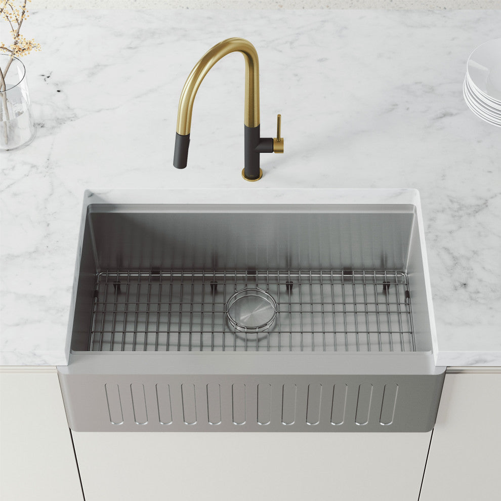VIGO Greenwich 18" H Single Handle Pull-Down Sprayer Kitchen Faucet, Matte Brushed Gold/Matte Black, No Sensor, Without Extras