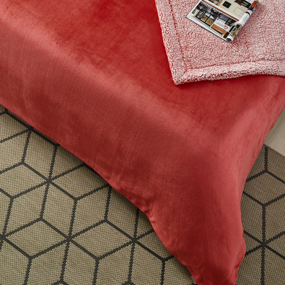 Amarey Flannel Reversible Sherpa Throw, Fuchsia