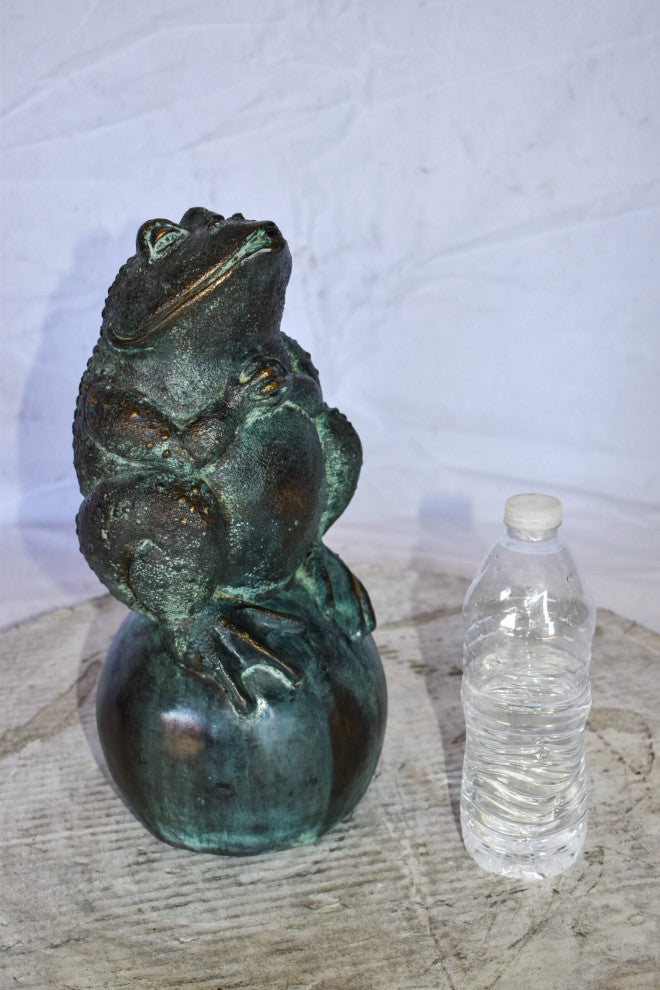 Frog With Green Patina Bronze Statue Fountain Size: 6" x 6" x 14"H