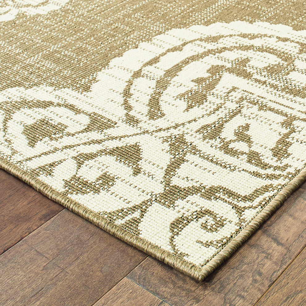 Martinique Overscale Medallion Tan/ Ivory Indoor/Outdoor Area Rug, 8'6"x13'