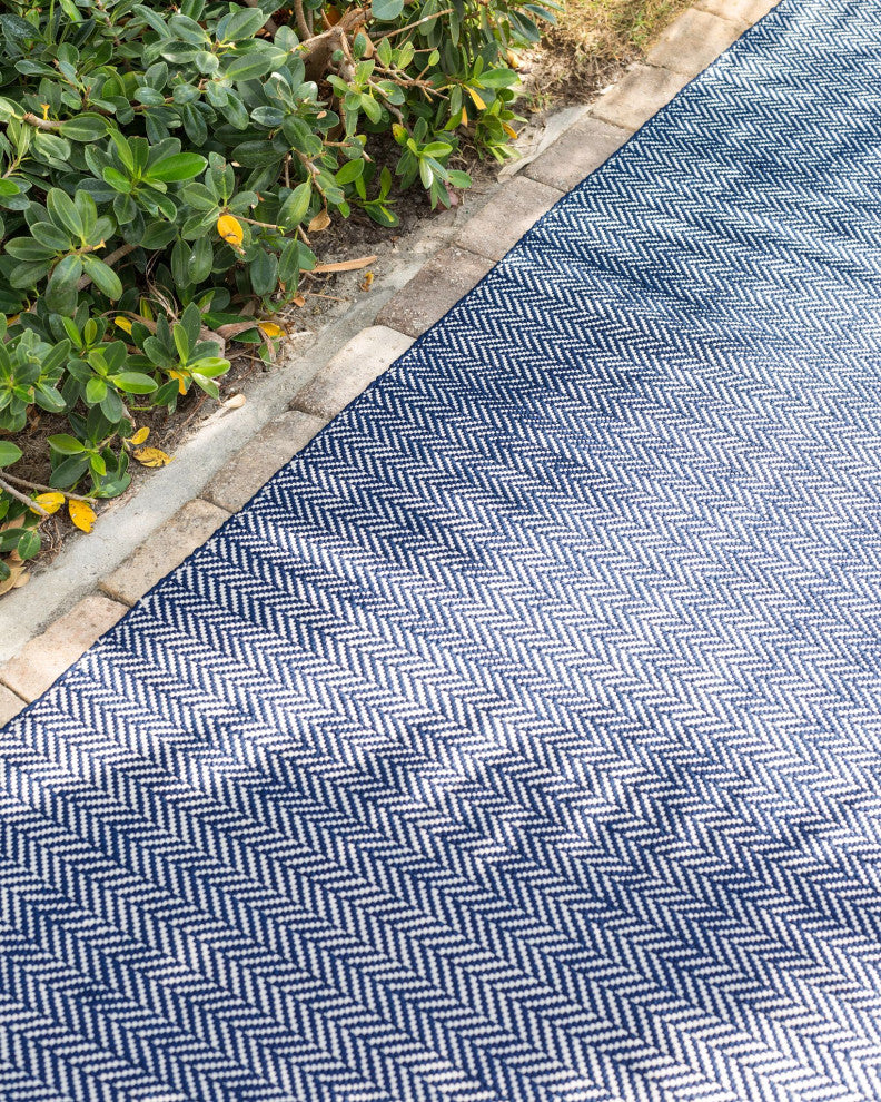 Dash & Albert Herringbone Indigo/White Handwoven Indoor/Outdoor Rug, 5' x 8'