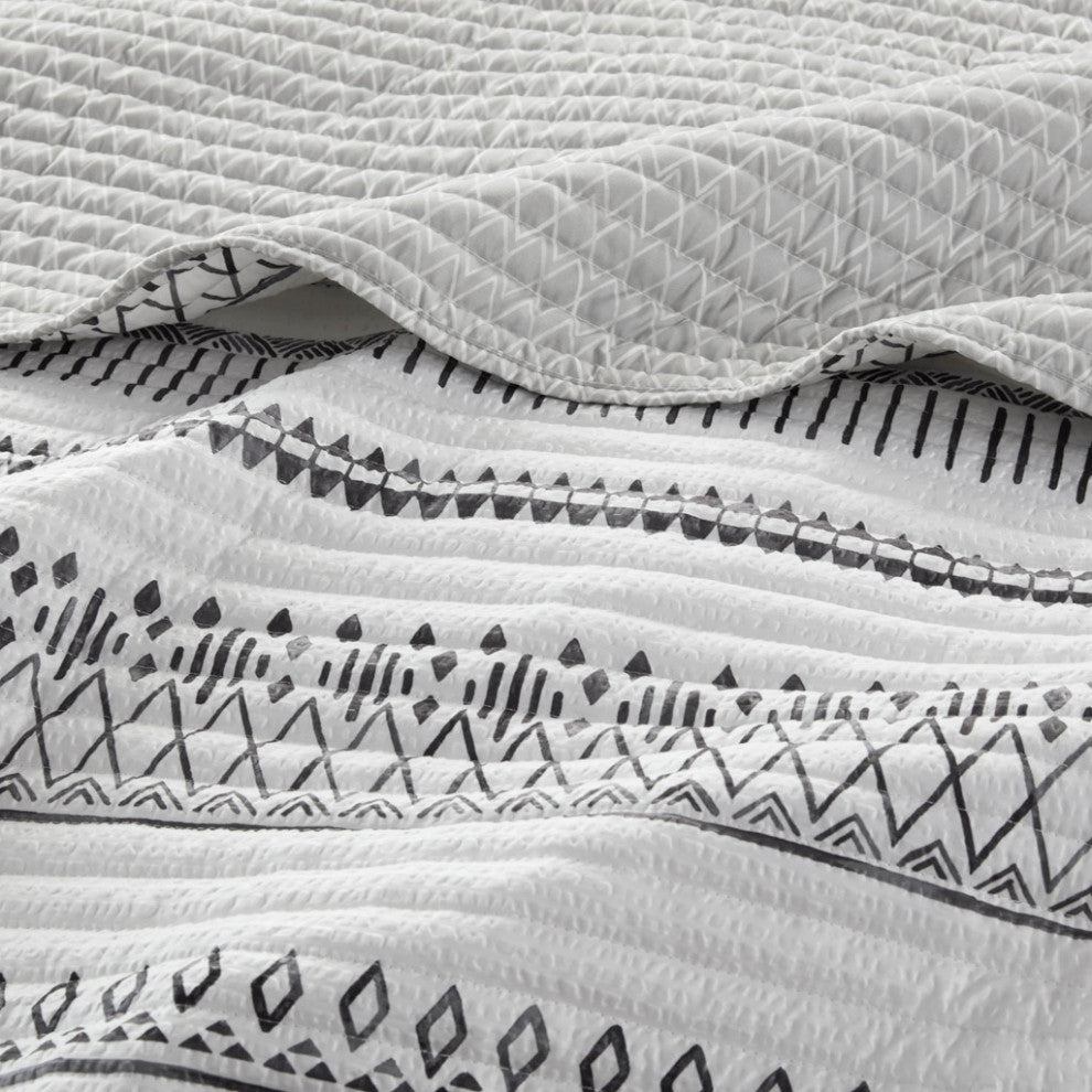Madison Park Fraser 3 Piece Printed Microfiber Seersucker Quilt Set, Ivory/Black, King/Cal King