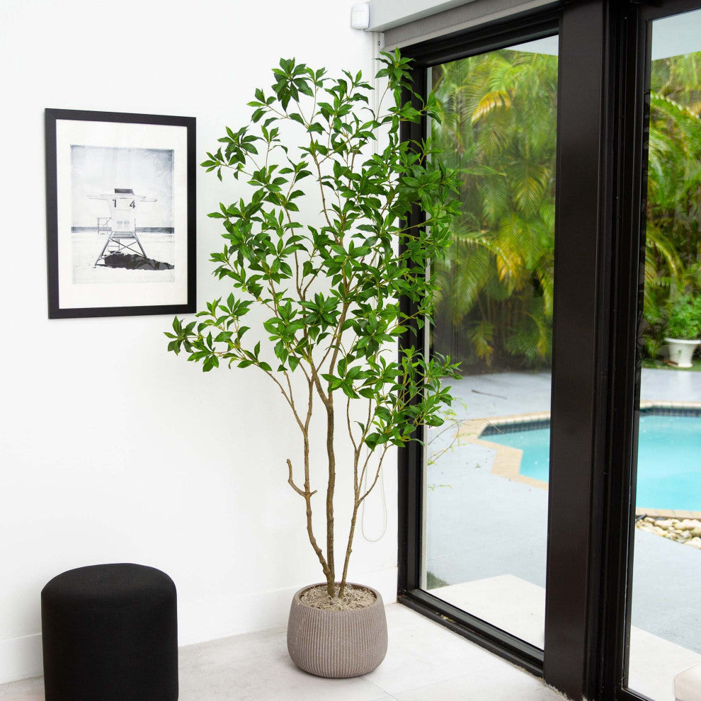 Shown in a real room/environment (lifestyle).