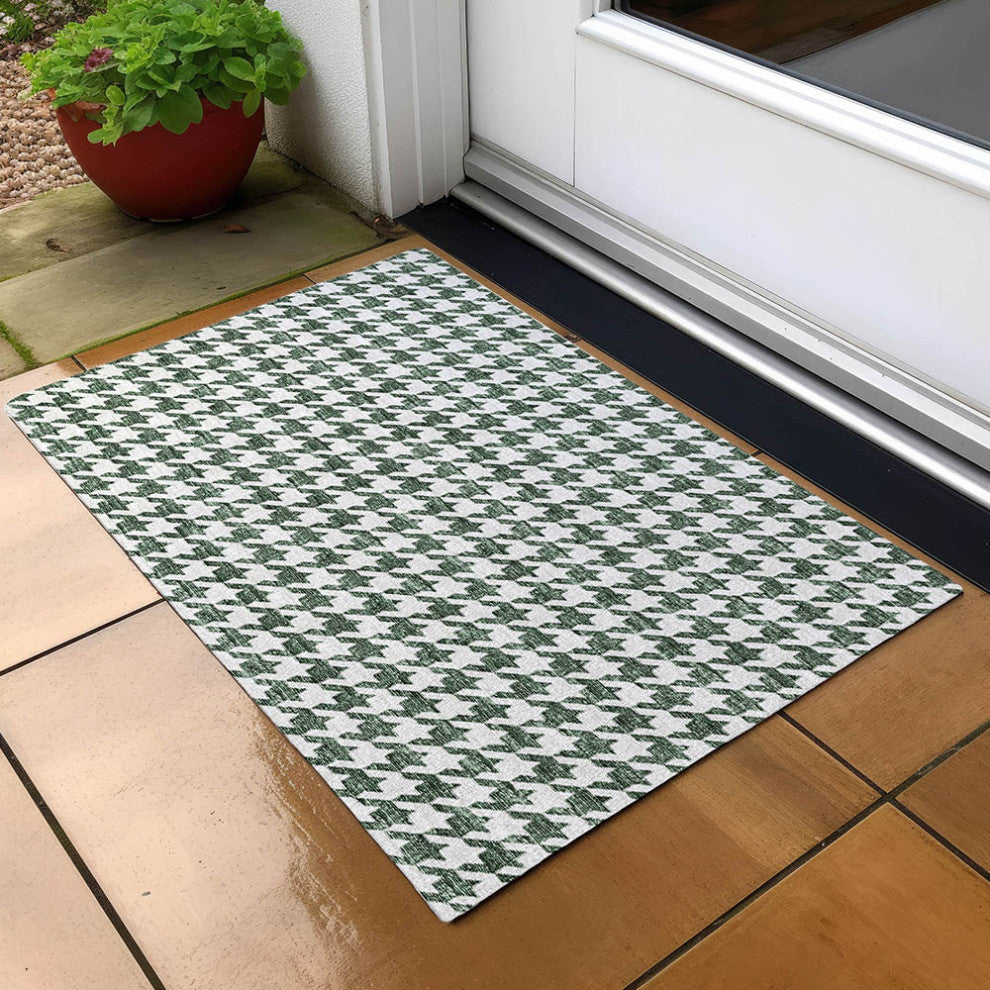 Indoor/Outdoor Hinton HN1 Green Machine Washable 1'8" x 2'6" Rug
