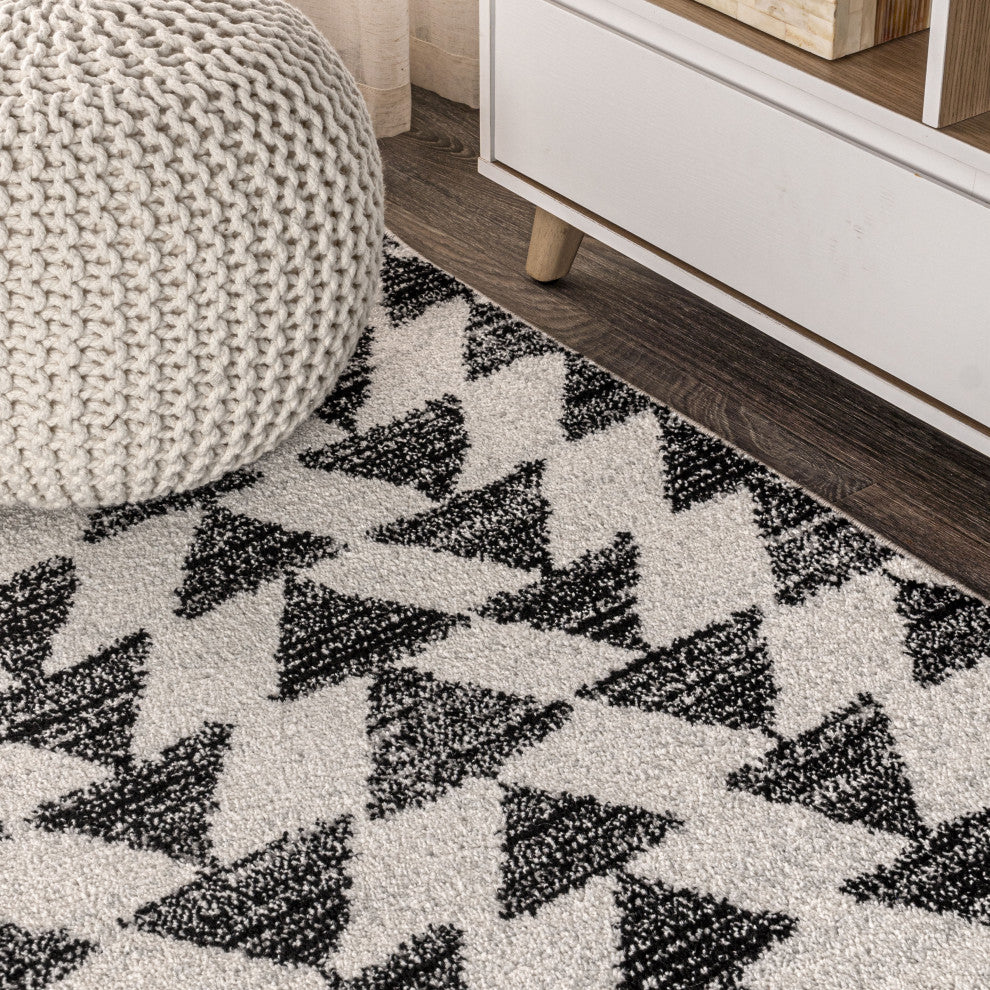 Aisha Moroccan Triangle Geometric Cream/Black 9' Round Area Rug