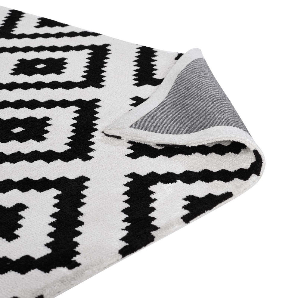 Alika Abstract Diamond Trellis 5x8 Area Rug - Black and White