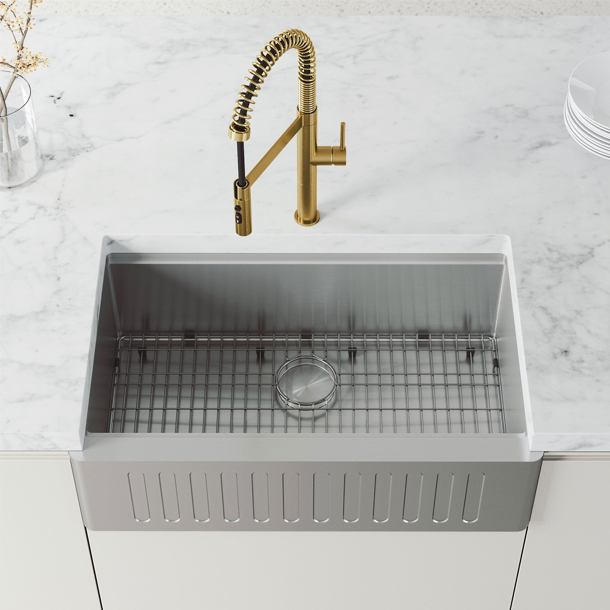 VIGO Edison Pro 20" H Single Handle Pull-Down Sprayer Kitchen Faucet, Matte Brushed Gold