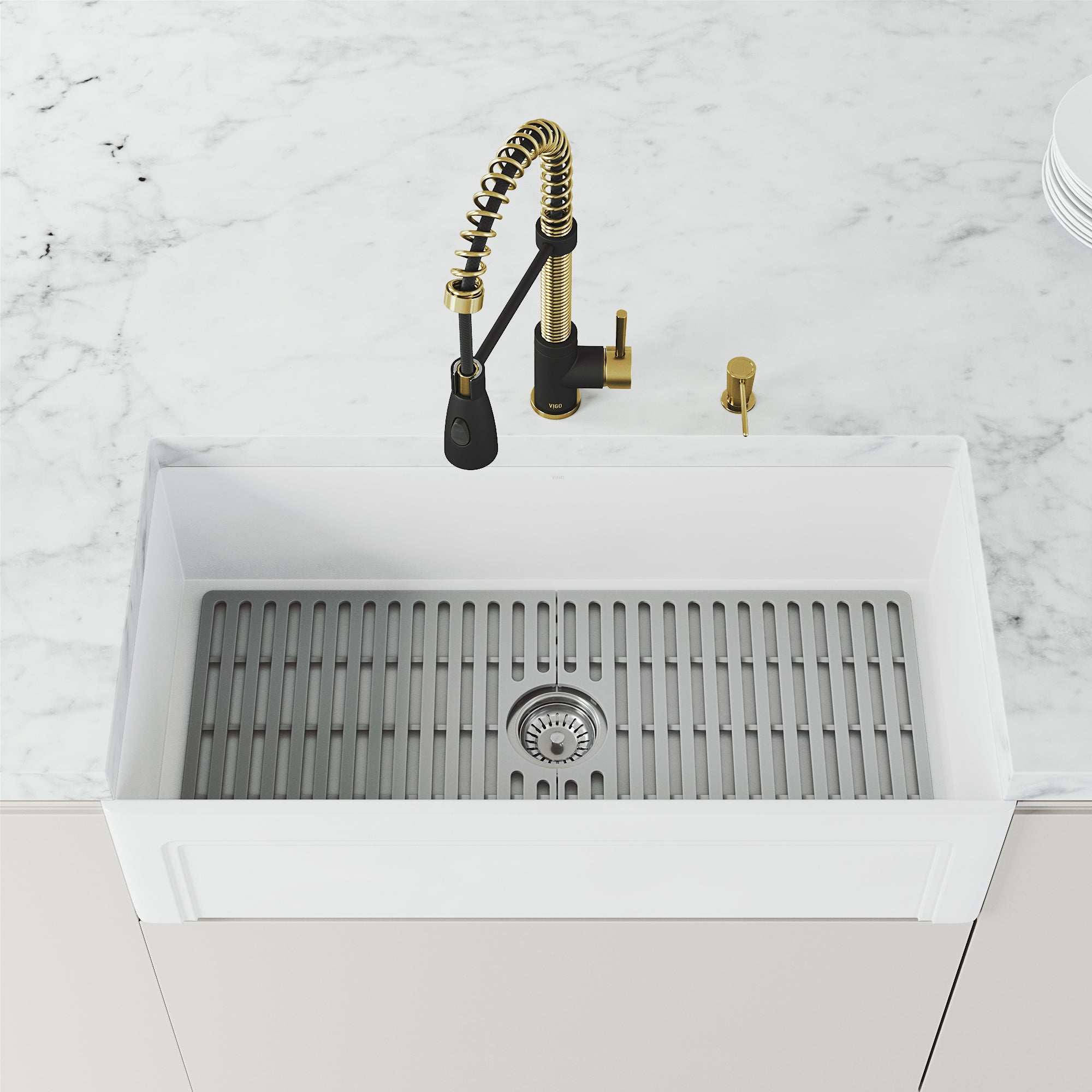 VIGO Brant 19" H Single Handle Pull-Down Sprayer Kitchen Faucet, Matte Brushed Gold/Matte Black, Without Extras