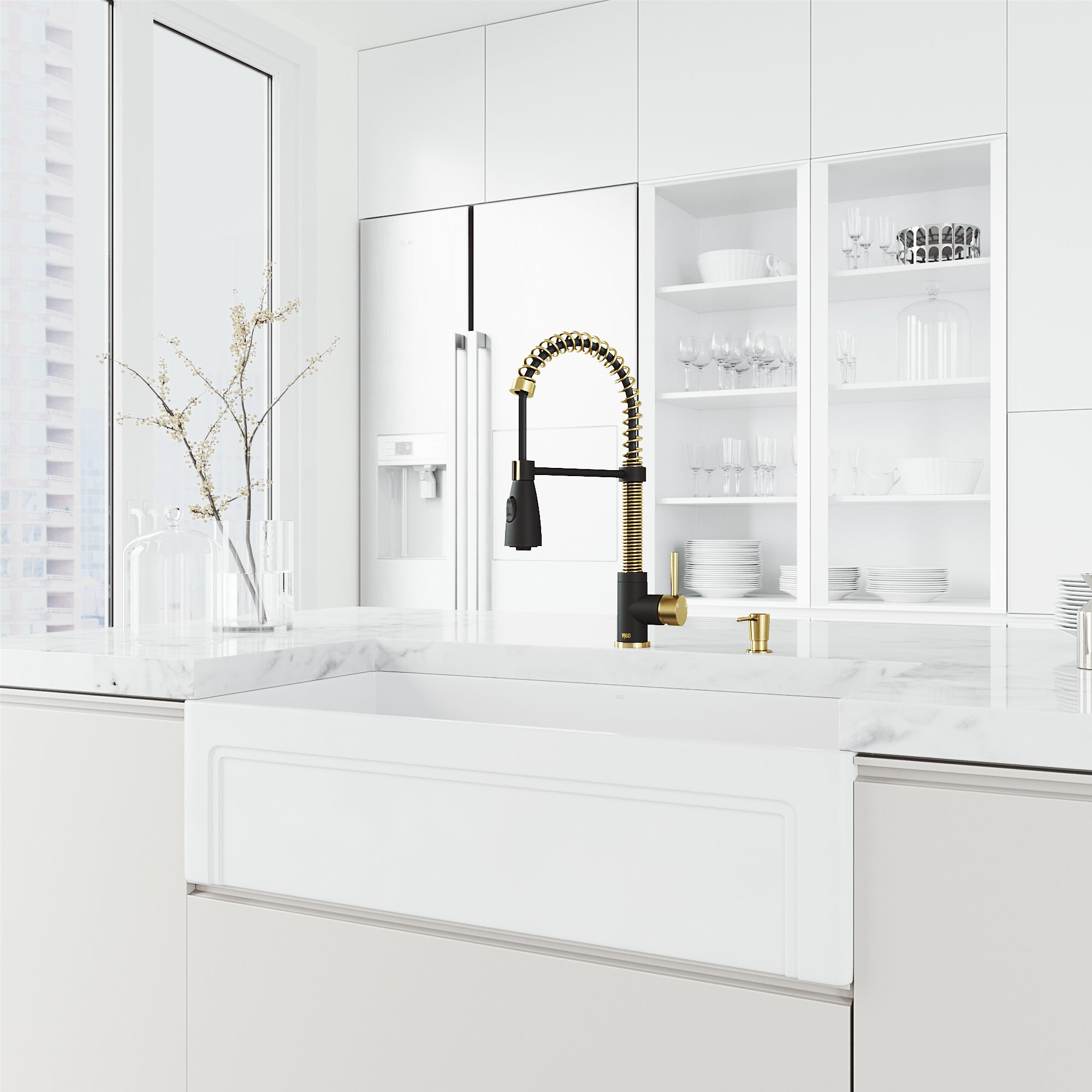 VIGO Brant 19" H Single Handle Pull-Down Sprayer Kitchen Faucet, Matte Brushed Gold/Matte Black, Without Extras
