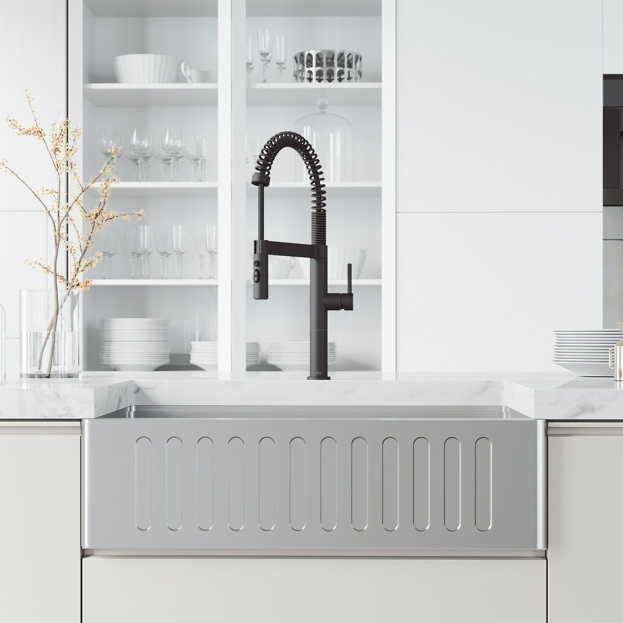 VIGO Edison Pro 20" H Single Handle Pull-Down Sprayer Kitchen Faucet, Matte Black