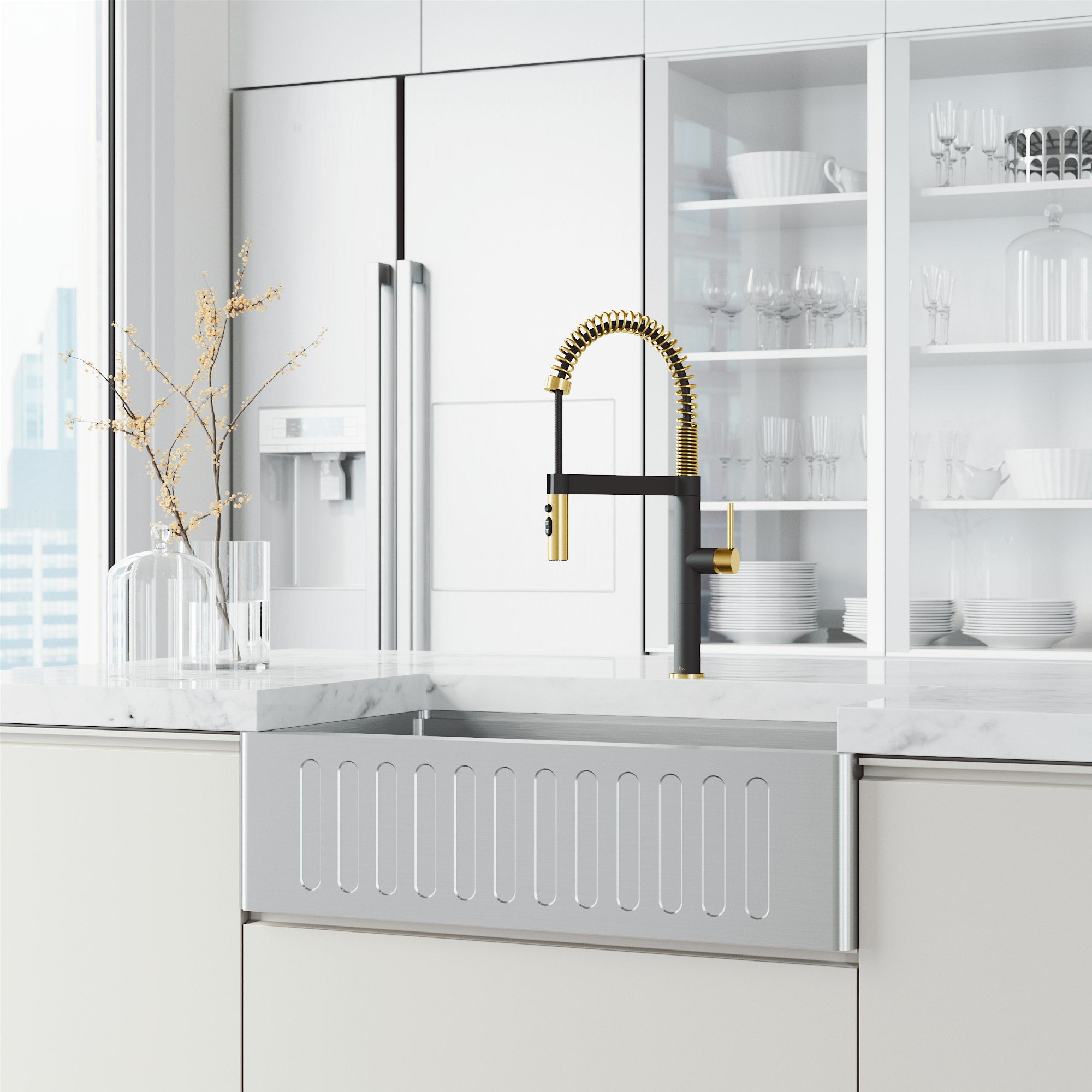 VIGO Edison Pro 20" H Single Handle Pull-Down Sprayer Kitchen Faucet, Matte Brushed Gold/Matte Black