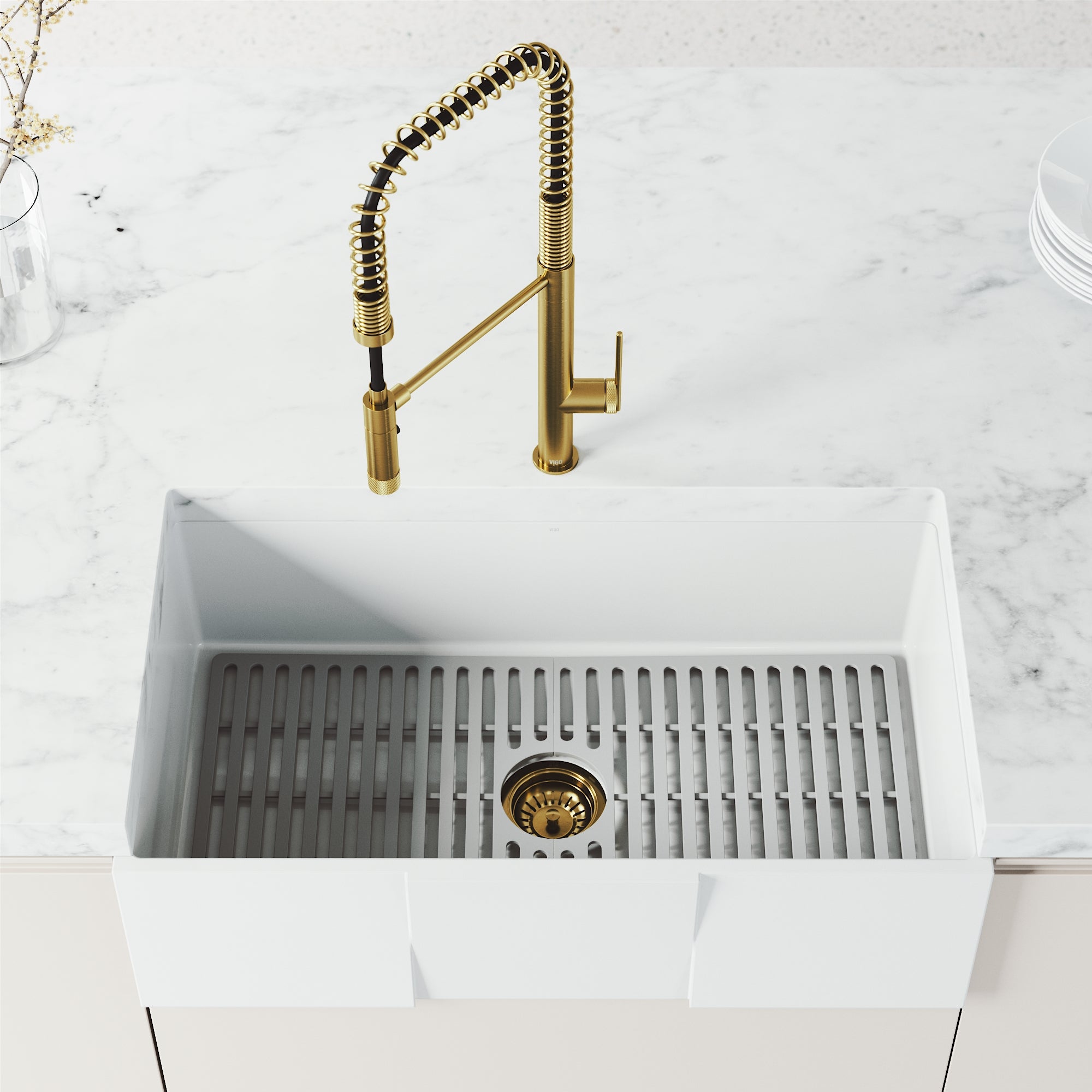 VIGO Sterling 23" H Single Handle Pull-Down Sprayer Kitchen Faucet, Matte Brushed Gold, Without Extras