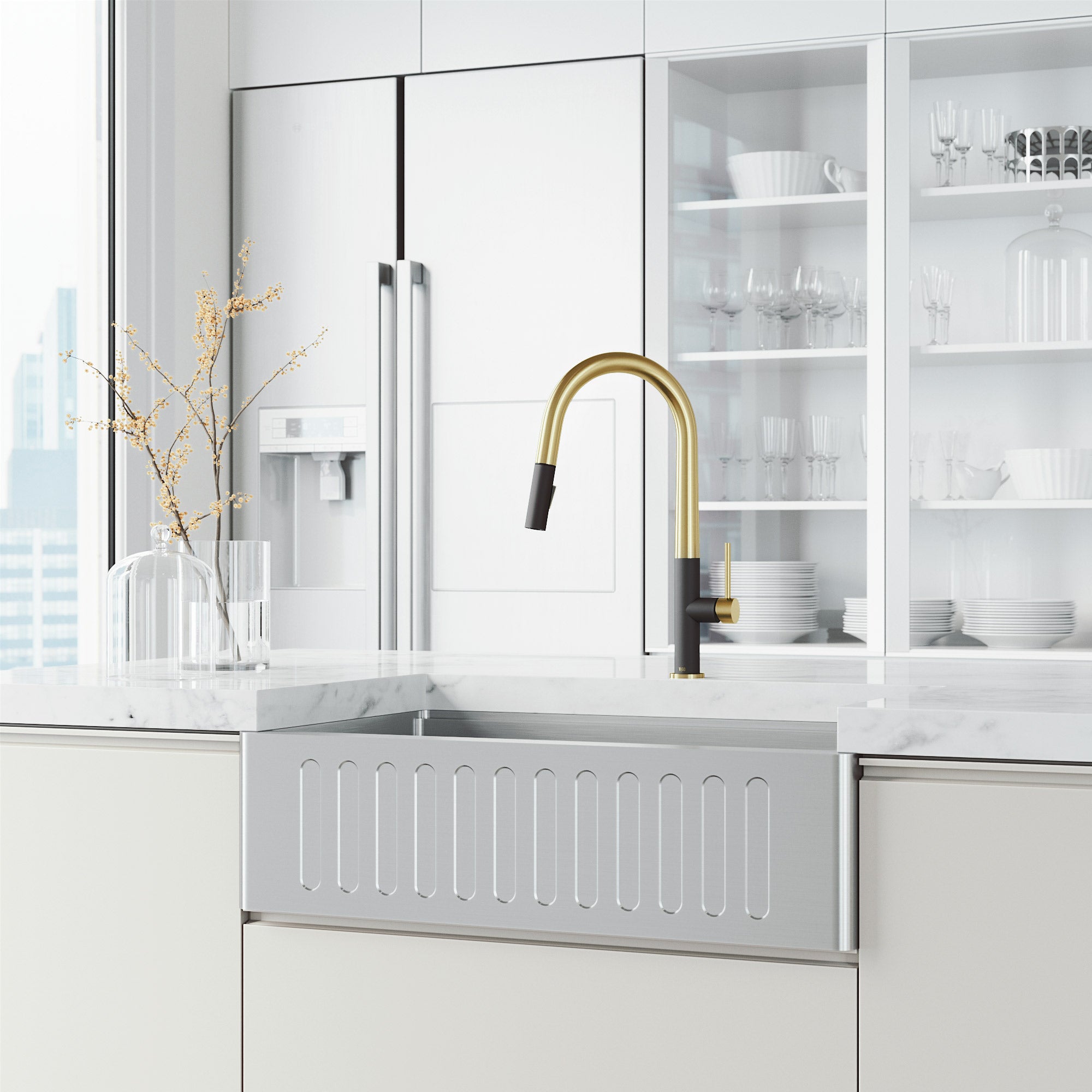 VIGO Greenwich 18" H Single Handle Pull-Down Sprayer Kitchen Faucet, Matte Brushed Gold/Matte Black, No Sensor, Without Extras